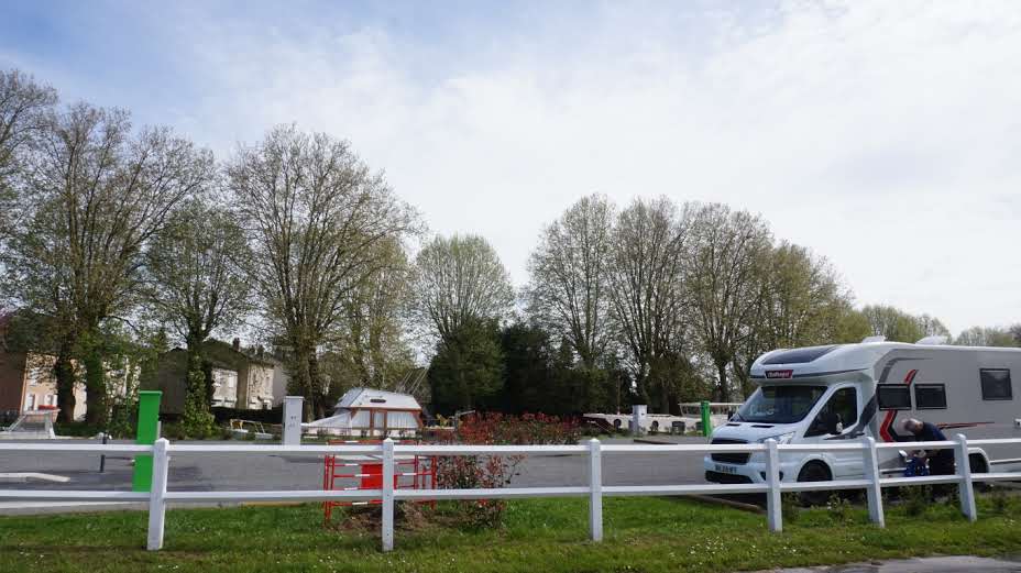 campingcarpark's tweet photo. Bienvenue en Pays de #Nemours !
😍 La nouvelle aire #CAMPINGCARPARK vient d'ouvrir au bord du Canal du #Loing, où les plaisanciers peuvent aussi profiter d'une pause sur cet espace qui a également la fonction de halte #fluviale. ⛵ https://t.co/Tsh1Npnt1G