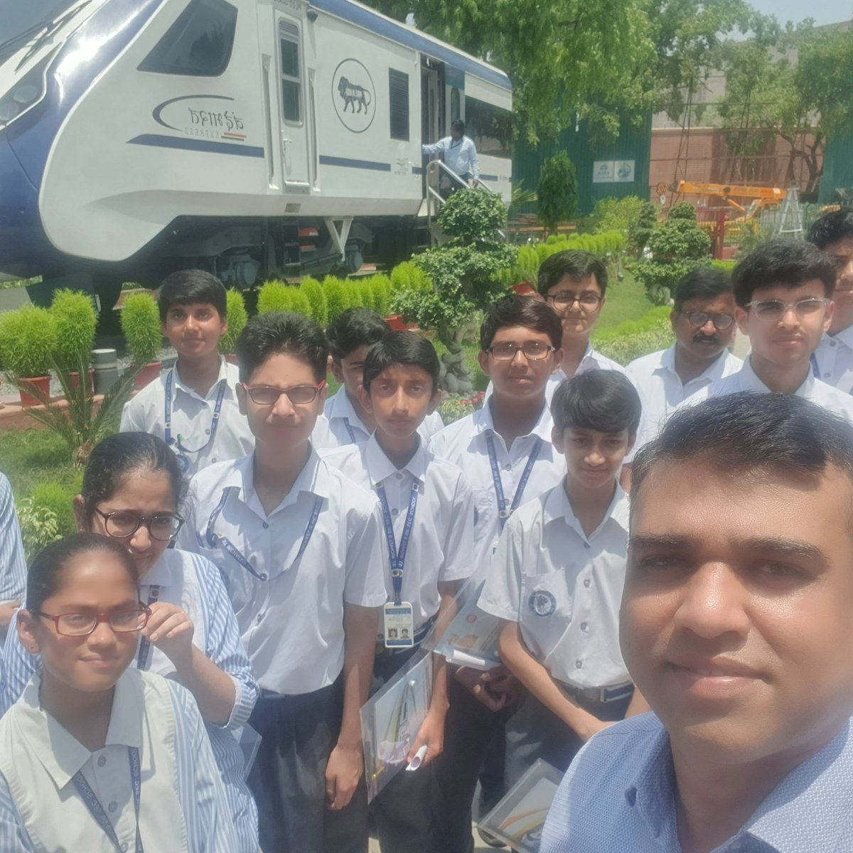 ShivajiIRTS's tweet photo. Today, school students visited the Vande Bharat Coach displayed infront of Rail Bhavan, New Delhi.
Students experienced the new tech coach of IR.
#VandeBharat
#RailBhavan https://t.co/LrmZhPK9IR