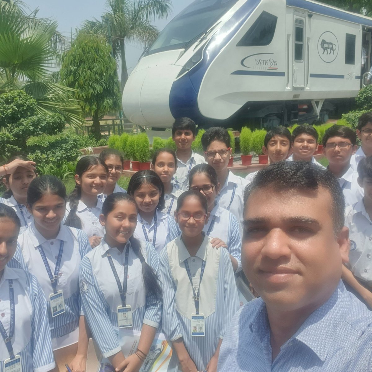 ShivajiIRTS's tweet photo. Today, school students visited the Vande Bharat Coach displayed infront of Rail Bhavan, New Delhi.
Students experienced the new tech coach of IR.
#VandeBharat
#RailBhavan https://t.co/LrmZhPK9IR