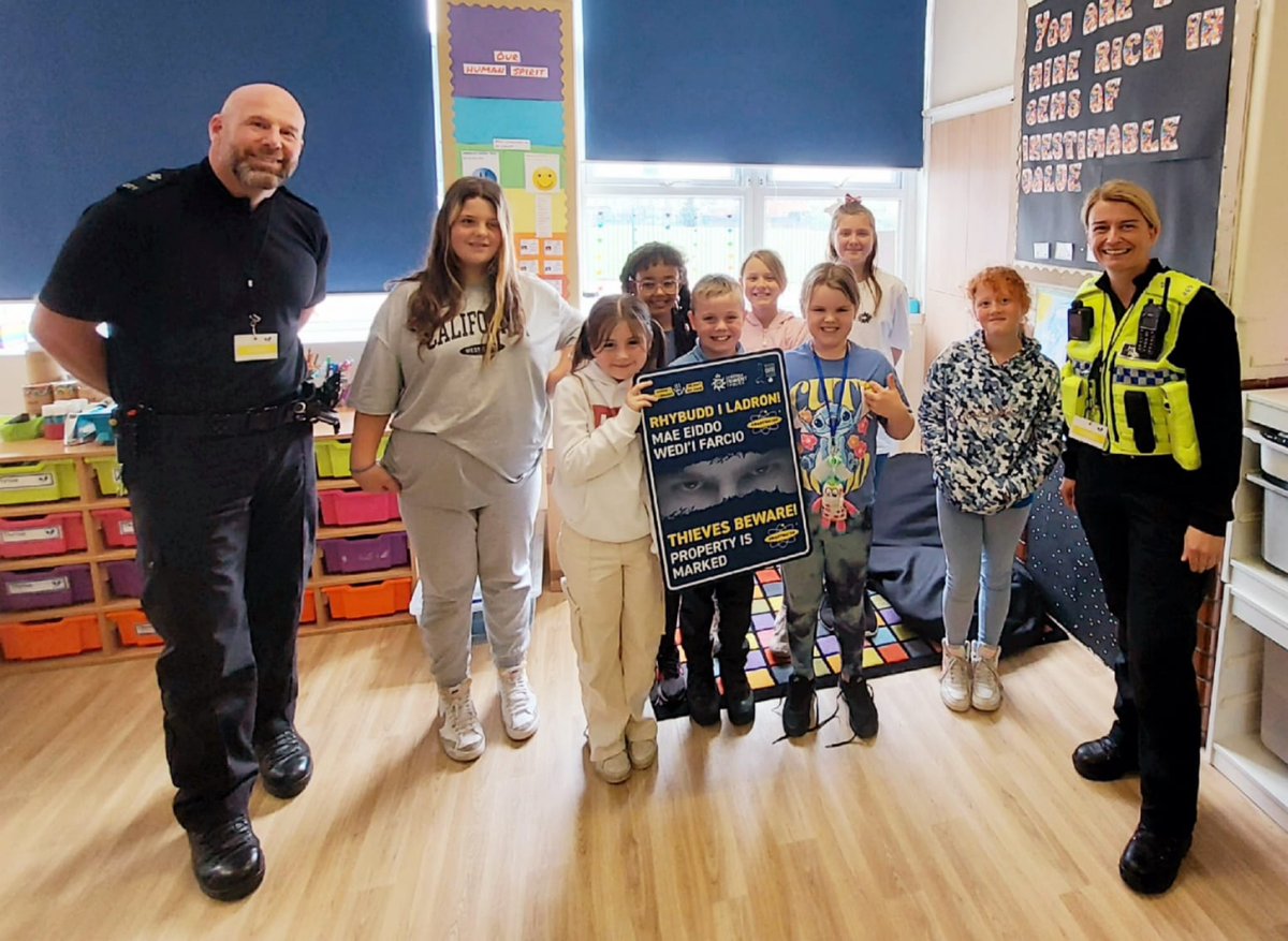 Our Business Crime Officers PC Moore and PC Moss have visited Derwendeg Primary School. Our Mini Police enjoyed a lesson in forensic property marking and crime prevention. 🚓👮‍♂️

@GwentPCC 
#protectandreassure