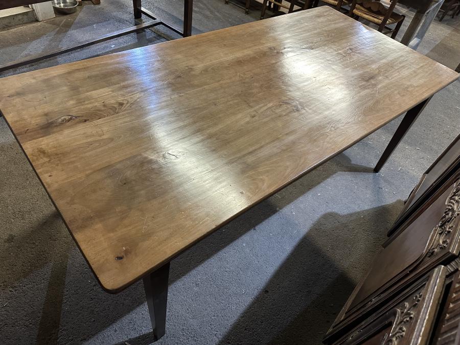 AntiqueTables1's tweet photo. 19th Century Wide Cherry Dining Table With One Drawer 

https://t.co/GI9TzBgW61

#cherrytable #antiquediningtable #diningtable #antique #furniture #interiordesign #decor https://t.co/JP0fFHptSc