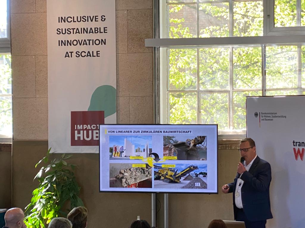 to583's tweet photo. @BMWSB_Bund #Transformationswerkstatt im @CRCLRhouse ...  es tut sich was... @klara_geywitz bringt die passenden Leute zusammen... #Wohnungsbau ... Devise: #MACHEN und nicht #meckern. Ziel: Ergebnisse erarbeiten und auf den Weg bringen ! #neueBaukultur #TOConsulting https://t.co/iM8roD1BAh