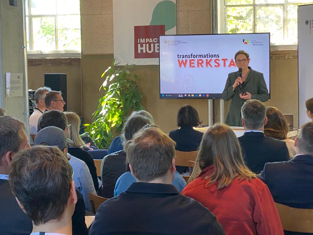 to583's tweet photo. @BMWSB_Bund #Transformationswerkstatt im @CRCLRhouse ...  es tut sich was... @klara_geywitz bringt die passenden Leute zusammen... #Wohnungsbau ... Devise: #MACHEN und nicht #meckern. Ziel: Ergebnisse erarbeiten und auf den Weg bringen ! #neueBaukultur #TOConsulting https://t.co/iM8roD1BAh