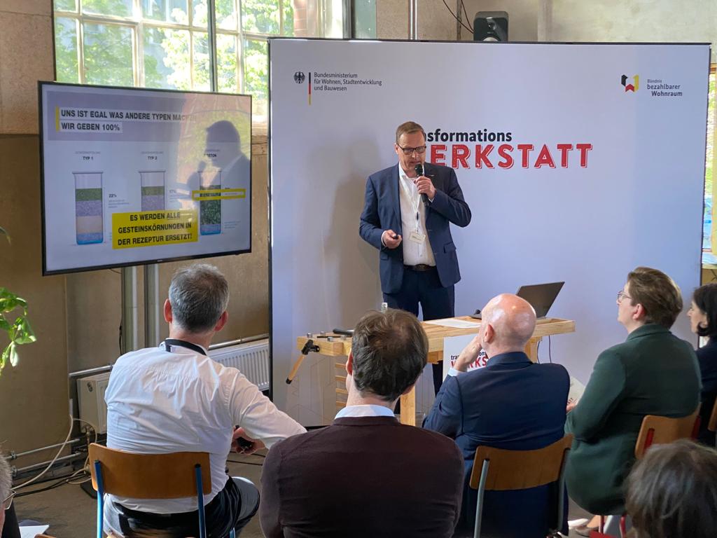 to583's tweet photo. @BMWSB_Bund #Transformationswerkstatt im @CRCLRhouse ...  es tut sich was... @klara_geywitz bringt die passenden Leute zusammen... #Wohnungsbau ... Devise: #MACHEN und nicht #meckern. Ziel: Ergebnisse erarbeiten und auf den Weg bringen ! #neueBaukultur #TOConsulting https://t.co/iM8roD1BAh