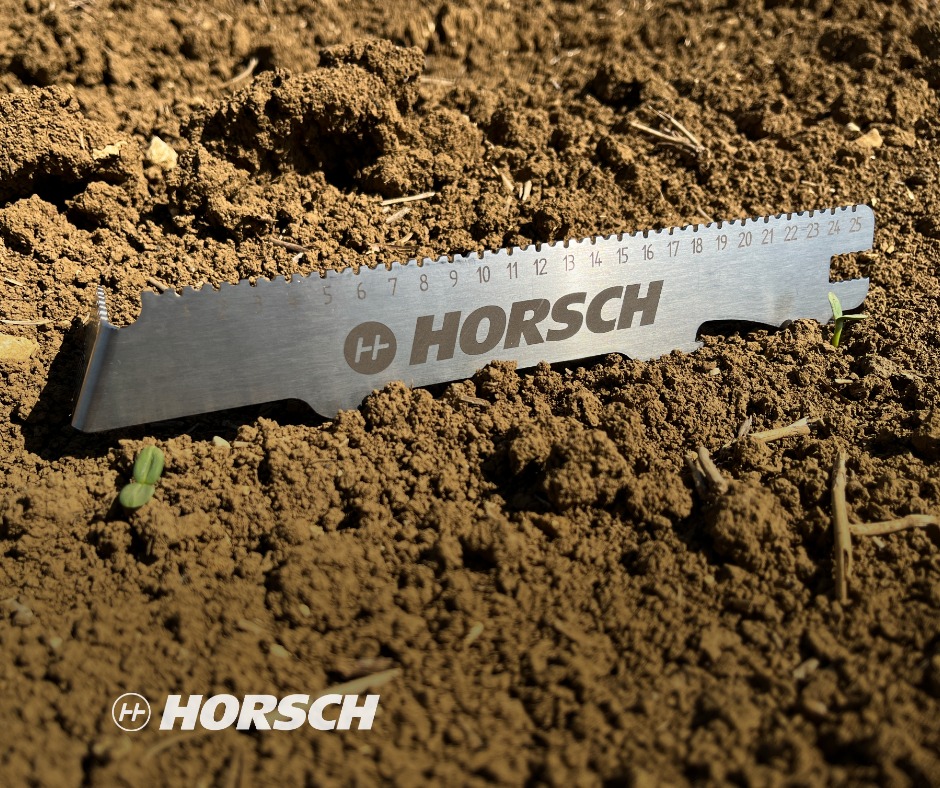 HORSCH_France's tweet photo. 📸SEMIS MAESTRO TX GO! notre nouveau #télescopique #indexable au #semis de 🌻
👉densité de 80 000 grains /ha, écartement 55 cm entre #rangs
🌻#çapousse !
⏩cotylédons sortis de terre de manière homogène 12j ap. #semis
⏩ distance cible de 23 cm bien respectée 😉
#monograine https://t.co/g9JwXogS7t