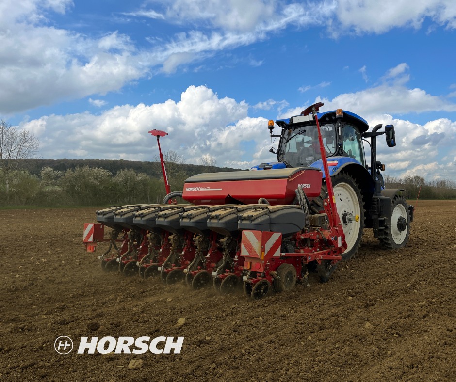 HORSCH_France's tweet photo. 📸SEMIS MAESTRO TX GO! notre nouveau #télescopique #indexable au #semis de 🌻
👉densité de 80 000 grains /ha, écartement 55 cm entre #rangs
🌻#çapousse !
⏩cotylédons sortis de terre de manière homogène 12j ap. #semis
⏩ distance cible de 23 cm bien respectée 😉
#monograine https://t.co/g9JwXogS7t