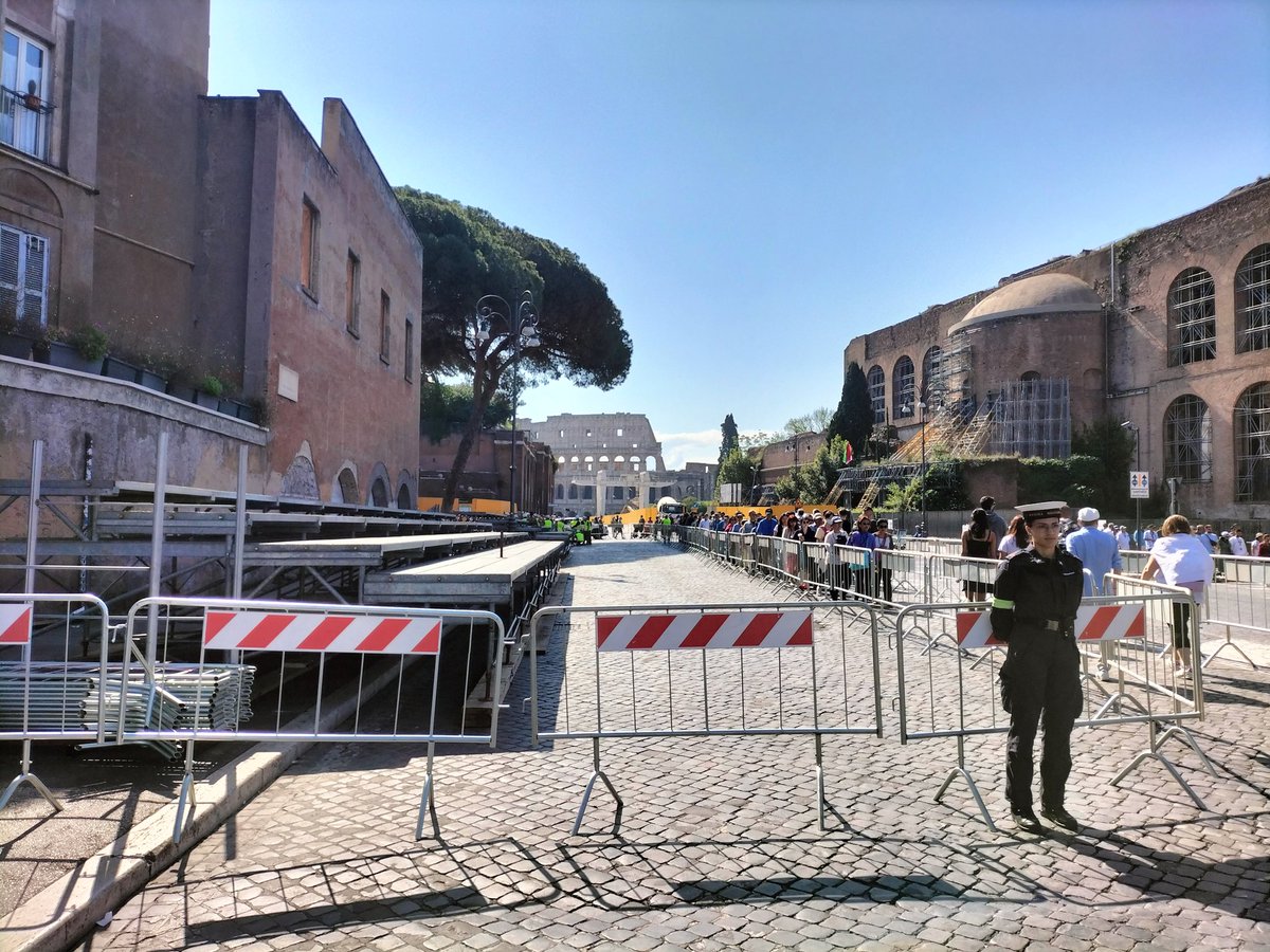 ValerioCaffio's tweet photo. @comuneroma @gualtierieurope @MinisteroDifesa l'allestimento per il #2giugno inizia ben 25 giorni prima, sequestrando, di fatto, per un mese in alta stagione, milioni di turisti da tutto il mondo. Fino a pochi anni fa si iniziava una settimana prima. Cosa è cambiato? https://t.co/HeckaA6Xw5