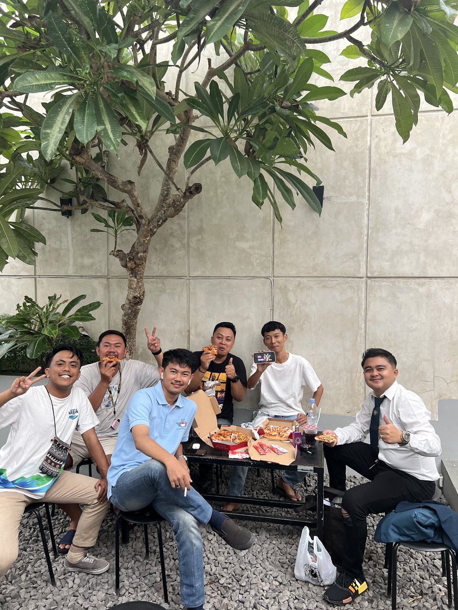 PRADEWA11's tweet photo. Syulitnya berkumpul ri https://t.co/WsJgUwjo85