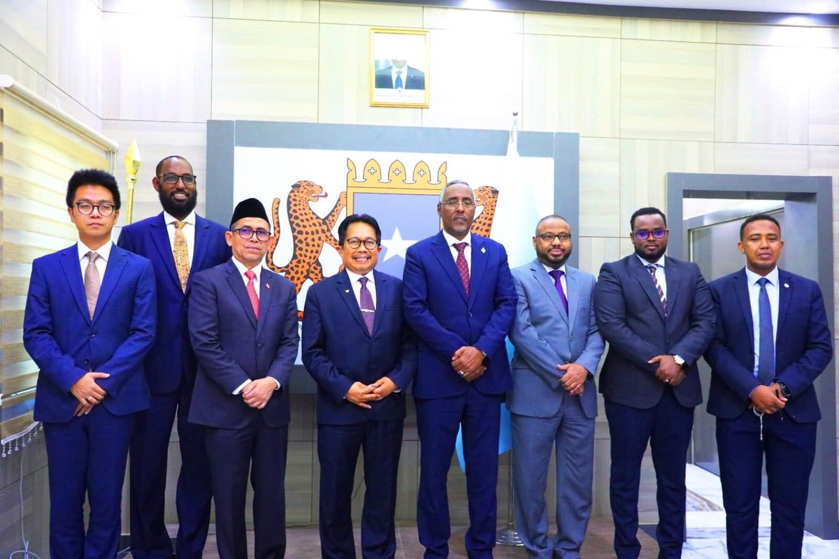 HamzaHaadoow's tweet photo. Waxaan maanta xarunta dhexe ee @MOFASomalia ku qaabilnay Danjiraha Jamhuuriyadda Indonesia u qaabilsan dalkeenna Amb. Dr. Mohamad Hery Saripudin, waxaana ka wada hadalnay xoojinta xiriirka labada dal iyo Iskaashiga dhinacyada Diblumaasiyadda, ganacsiga,  waxbarashada iyo Amniga. https://t.co/LQGrjAj3og