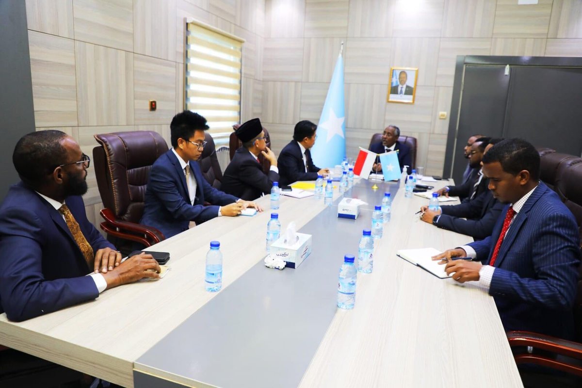 HamzaHaadoow's tweet photo. Waxaan maanta xarunta dhexe ee @MOFASomalia ku qaabilnay Danjiraha Jamhuuriyadda Indonesia u qaabilsan dalkeenna Amb. Dr. Mohamad Hery Saripudin, waxaana ka wada hadalnay xoojinta xiriirka labada dal iyo Iskaashiga dhinacyada Diblumaasiyadda, ganacsiga,  waxbarashada iyo Amniga. https://t.co/LQGrjAj3og