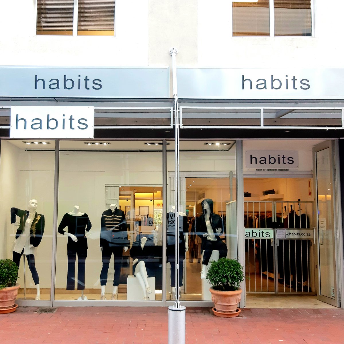 HabitsFashion's tweet image. True blue 📷📷📷
Chic, versatile &amp;amp; our favourite alternative to black, navy takes center stage in this weeks #Habitswindow 📷 📷
Shop all things navy instore &amp;amp; online &amp;gt;&amp;gt; bit.ly/41hkd6X
#HabitsFashion #AW23 #supportlocal #supportlocalbusiness #navy #navyblue