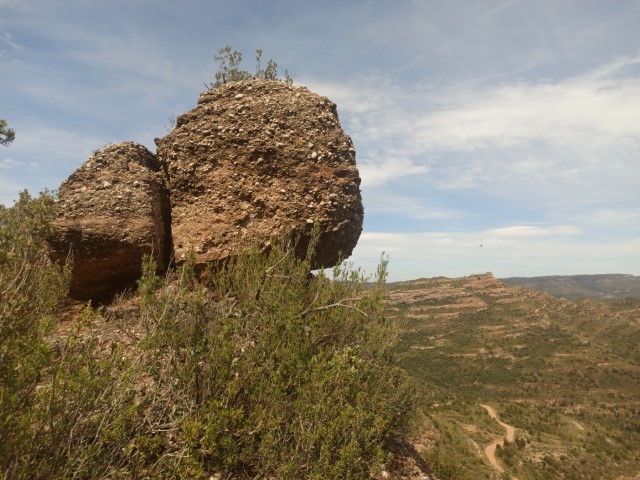 caudelguille's tweet photo. Els padrins de la barraca de la Terrassa recuperen el corriol de carboners que neix a la mateixa barraca, passa pel turó de les Gitanes i s'arriba fins la balma de les Gitanes #santllorençsavall #santllorençdelmunt #espeleologia #finestrelles
enllaç👉https://t.co/9TEbMLnJqc https://t.co/427fm5vIuG