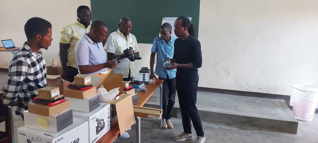 franceauburundi's tweet photo. Le personnel des facultés de journalisme et communication de @UB_Rumuri @Ulbuja @ult_bi entament une formation sur la maintenance du matériel audiovisuel offert par le projet d'appui à la professionnalisation des médias #PAPROM de @franceauburundi https://t.co/LqD3sj6kHt