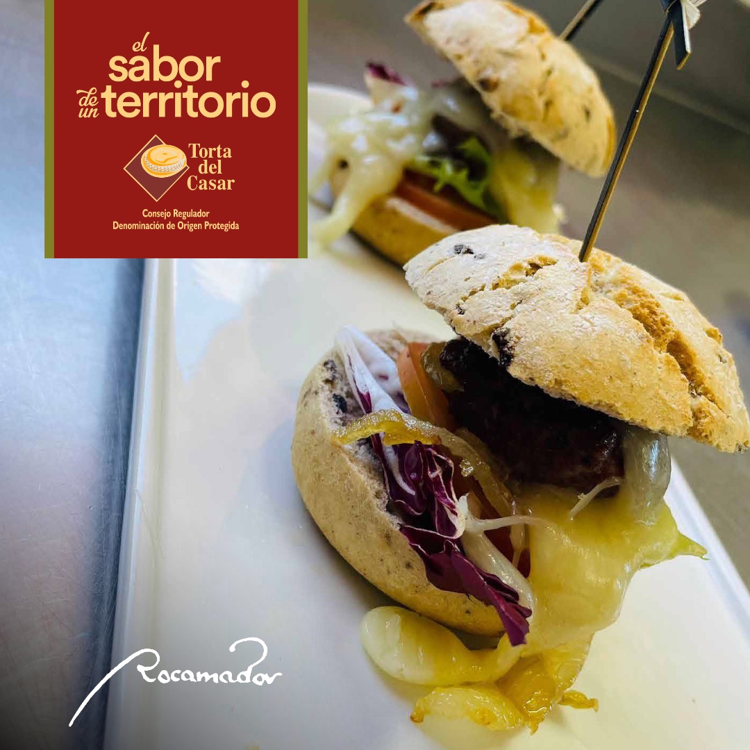 tortacasar's tweet photo. 🍔Menuda pinta tiene la "Minihamburguesa ibérica con pan de aceitunas negras y crema de #TortadelCasar DOP" del Hotel Monasterio de #Rocamador, ¿verdad?

🔝Sólo os podemos adelantar que está BRU-TAL, pero es mejor que la probéis vosotros y nos contéis.

#elsabordeunterritorio https://t.co/6uIbJdvdBi