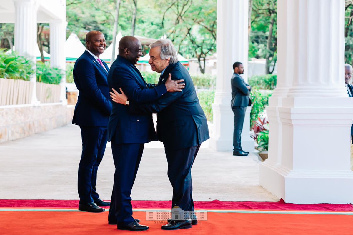 Claudenshim's tweet photo. #Highlights
#11thROMSummit
#Burundi President HE Évariste #Ndayishimiye warmly welcomes the Heads of state and Government to the new conference room in Kiriri
@MairieBuja 🇧🇮 https://t.co/Xk4mbcTdCG