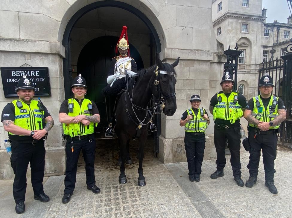 swpolice's tweet image. From Windsor Castle to Cardiff Castle, The Mall to Mumbles – our officers played a key part in the #KingsCoronation celebrations. 👑 

#TeamSWP were among those deployed on #MutualAid to @metpoliceuk, and back on home turf, we were also on hand to keep local celebrations safe.
