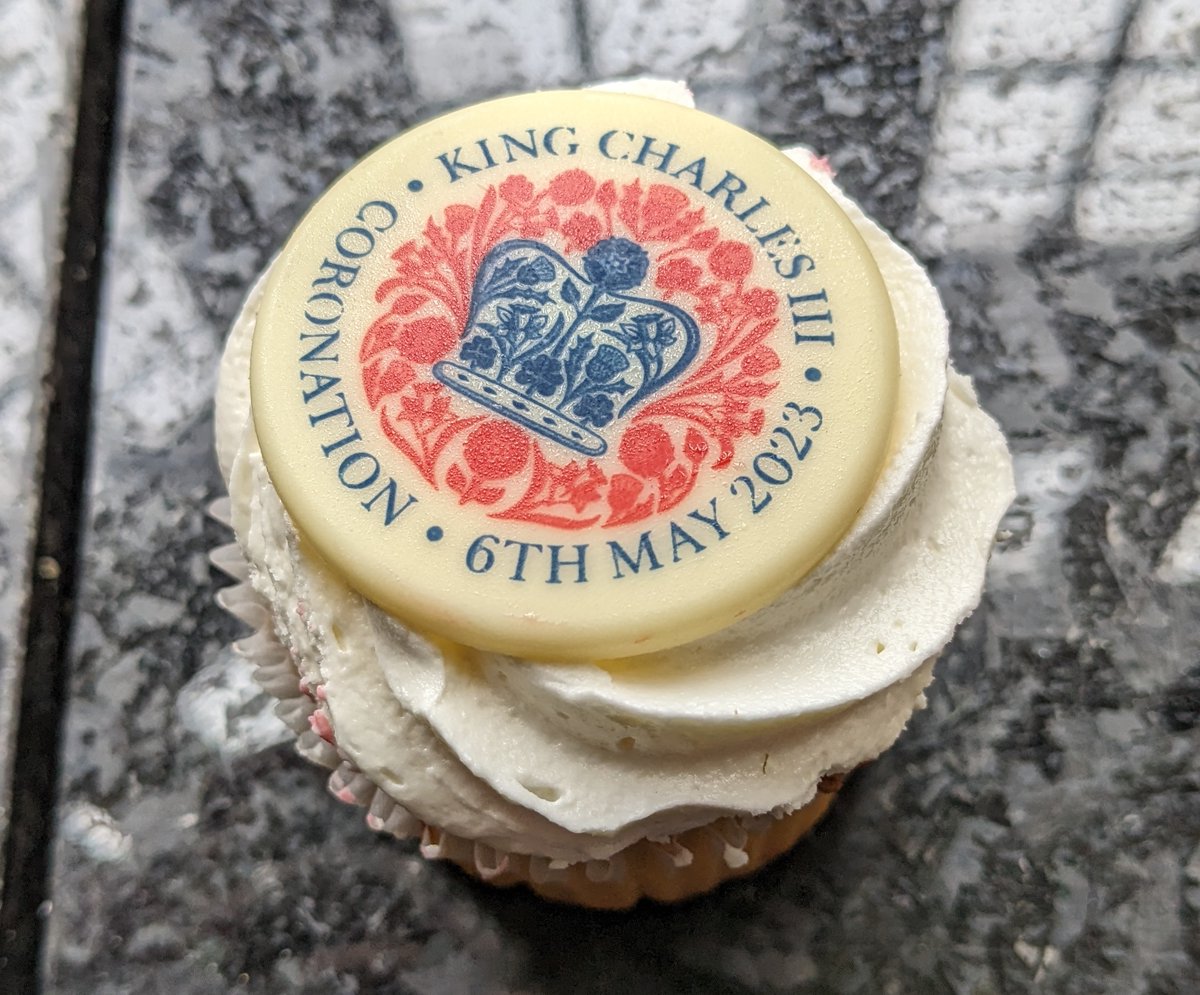 JesusOxford's tweet photo. As a postscript to the weekend's #Coronation celebrations, thank you to our fantastic catering team for producing these delicious commemorative cupcakes for the College community to enjoy, and enjoy them we did! 🍰👑
#noneleft https://t.co/HzEH2Njsgr