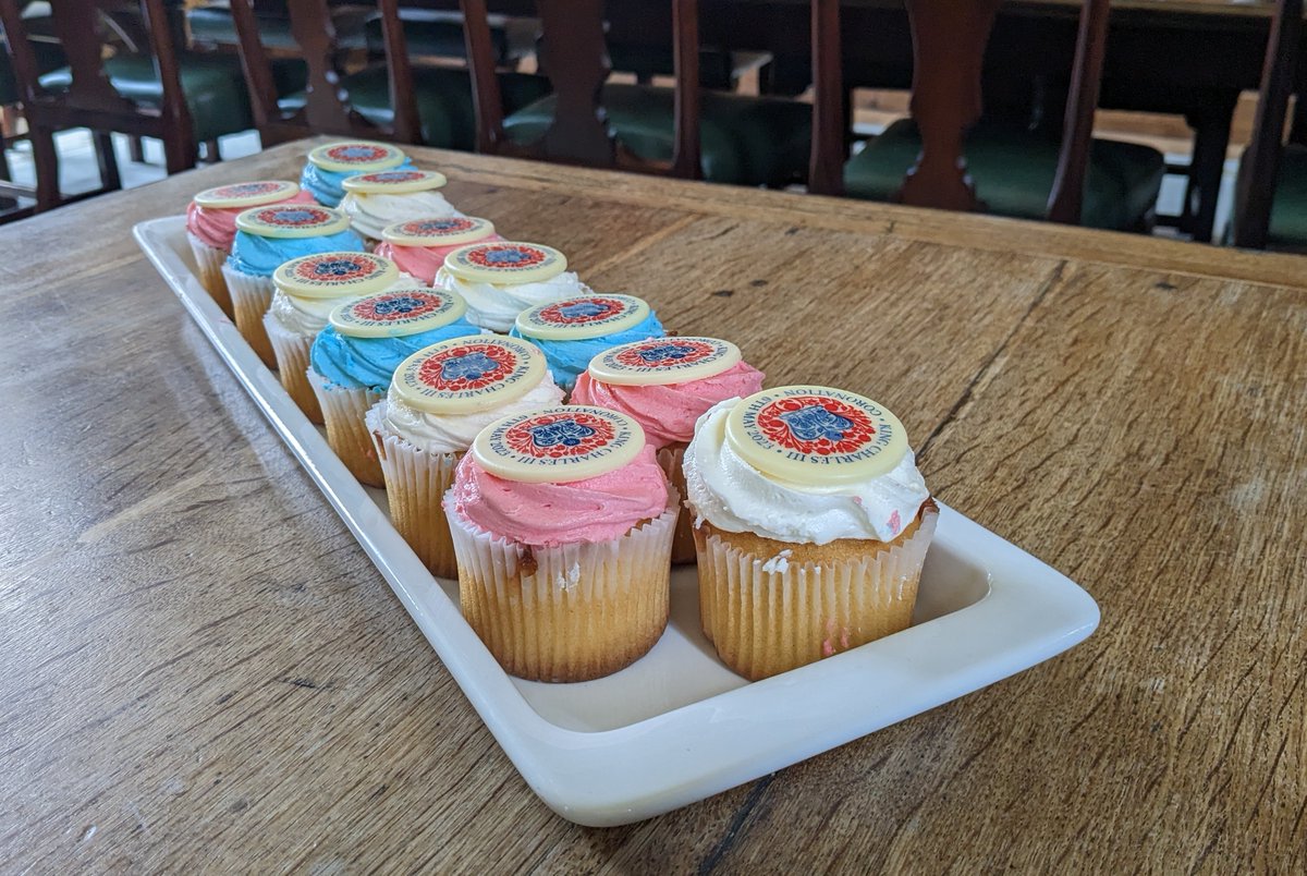 JesusOxford's tweet photo. As a postscript to the weekend's #Coronation celebrations, thank you to our fantastic catering team for producing these delicious commemorative cupcakes for the College community to enjoy, and enjoy them we did! 🍰👑
#noneleft https://t.co/HzEH2Njsgr