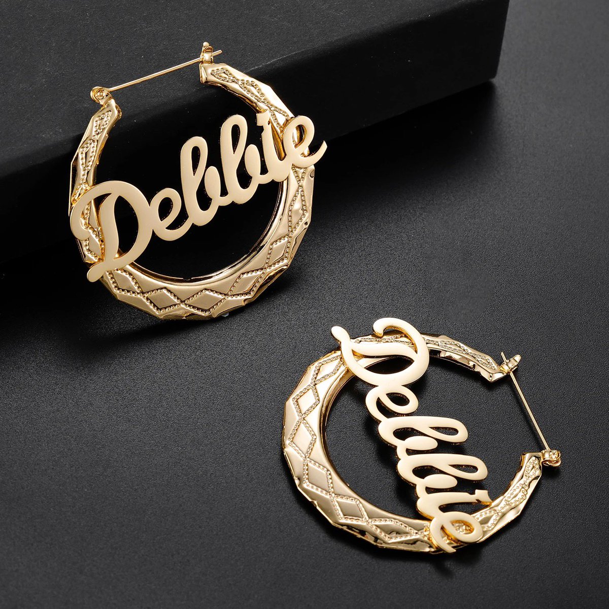 Jewelsbymoe's tweet photo. Hoops  Gorgeousness ✨

  Customized  Nameplate  Bamboo  Hoop  Earrings ✨✨

   Price   :   N 18,800.

Available  in  Gold , rose gold , &amp; silver.

 Sizes  40mm - ( 75mm  as seen in the picture ).

Kindly retweet and patronize me🙏🏽

@TheAjibolaGrey 
@Auntyadaa 
@UNCLE_AJALA https://t.co/aCRci4z7er