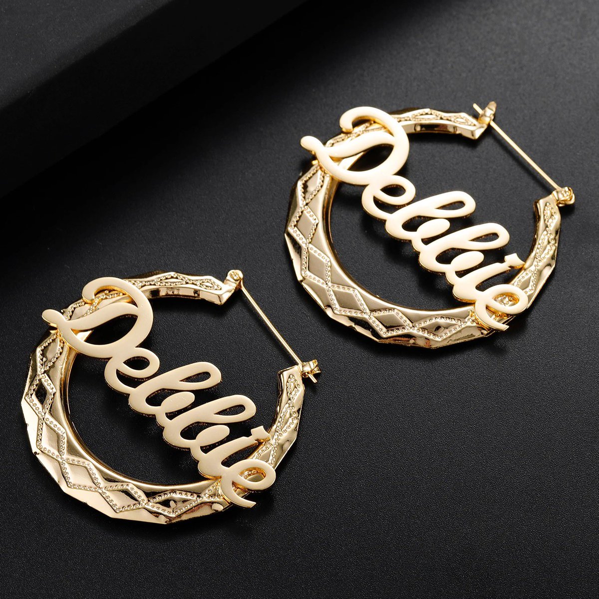 Jewelsbymoe's tweet photo. Hoops  Gorgeousness ✨

  Customized  Nameplate  Bamboo  Hoop  Earrings ✨✨

   Price   :   N 18,800.

Available  in  Gold , rose gold , &amp; silver.

 Sizes  40mm - ( 75mm  as seen in the picture ).

Kindly retweet and patronize me🙏🏽

@TheAjibolaGrey 
@Auntyadaa 
@UNCLE_AJALA https://t.co/aCRci4z7er