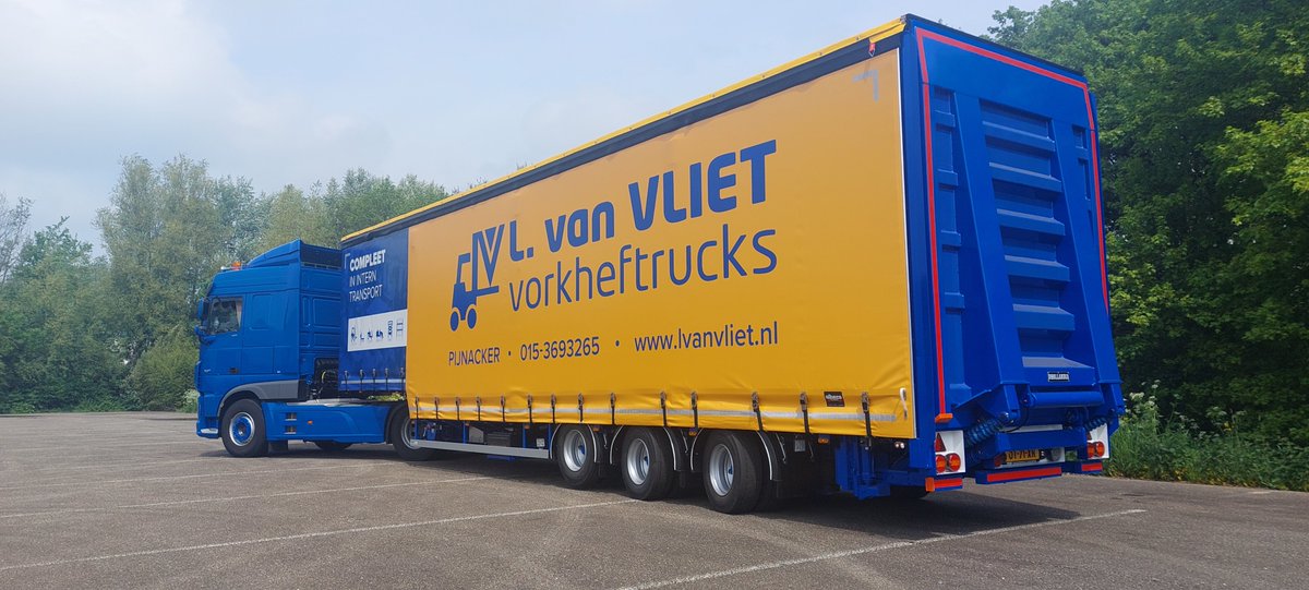 Burgtrailers's tweet photo. Nieuwe speciale BURG dieplader voor Van Vliet
O.a. voorzien van hydraulische @Tridecbv besturing, Dhollandia 9 tons klep, een hydraulische hefplateau in de vloer en een elektrische lier.
Samen met de @DAFTrucksNV XF is het een mooie combi geworden
#Heftrucks
#transport https://t.co/SGxrNeP1eI