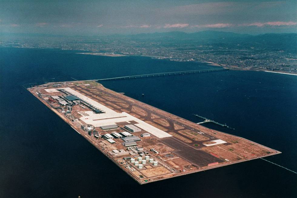 CIVoficial's tweet photo. Aeropuerto internacional de Kansai (Japón) 
Osaka necesitaba nuevo aeropuerto pero tenía problemas de espacio. Solución: construir el primer aeropuerto del mundo en una isla artificial. Arq. Renzo Piano. Cuatro kilómetros de largo por 1,2 de ancho, a cinco kilómetros de la costa. https://t.co/uaODz2mlHr