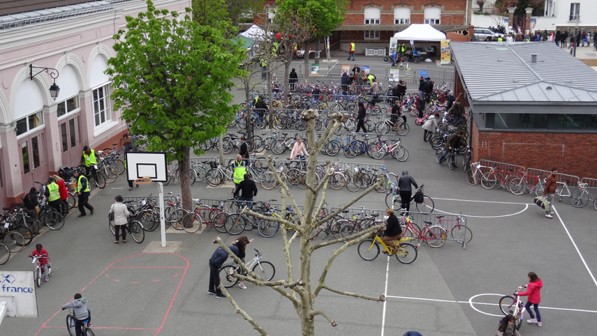 GPSO_SeineOuest's tweet photo. Vous souhaitez vendre votre vélo ou en acheter un ? Participez à la bourse aux vélos de la Ville de Sèvres ce week-end 🚴‍♀️🚴‍♂️
📌 Samedi 13 mai de 10h à 17h30 à l'école Gambetta.
+ d'infos ➡️ https://t.co/UIXbIW1ZC0 https://t.co/u8Oola3xb3