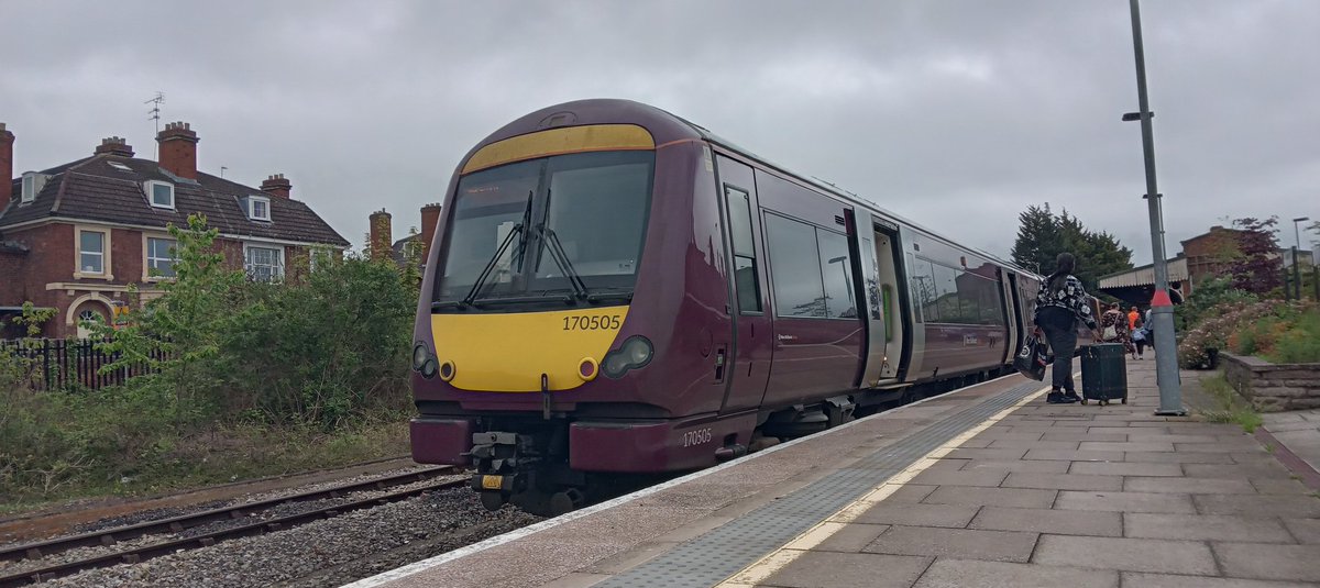 NotYOLOSmh's tweet image. Before I left Hereford yesterday I managed to see 172006 with 170505 again 

#Class170 #Class172 @WestMidRailway