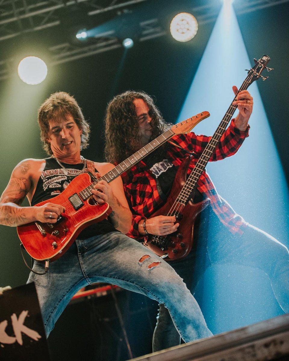 Aquest divendres toca 𝒗𝒐𝒍𝒂𝒓 amb <a href="/LosAguaBendita/">Agua Bendita</a>! 𝑻𝒆𝒏 𝒄𝒖𝒊𝒅𝒂𝒐 no us quedeu sense entrades perquè serà p*** èpic! 🤘