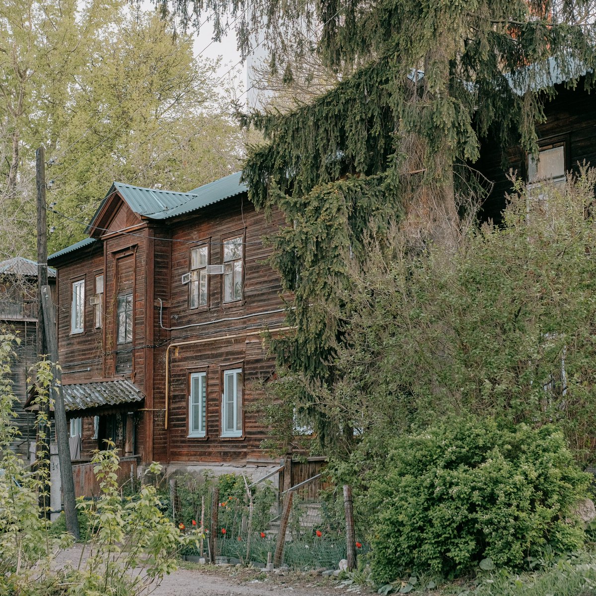 perekati__telo's tweet photo. понравились эти дома в Светлогорском переулке. и хотя такой деревянный конструктивизм на каждом шагу в Балахне, много и в нижней части Нижнего, но в разных местах ощущается по-разному — окружение, детали. с шумного проспекта Гагарина сворачиваешь в такой островок города-сада https://t.co/VHlpDhlg9i