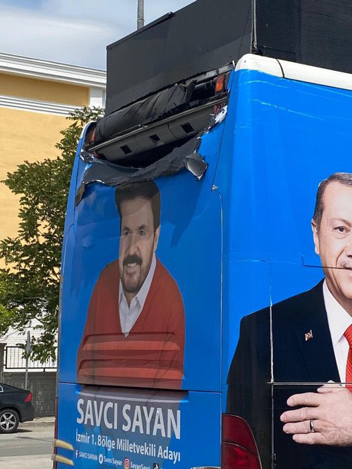 İzmir’de CHP liler Ak parti milletvekili adayı Savcı Sayan’ın seçim otobüsüne saldırdılar.

Cumhurbaşkanımıza hakaret edip seçim otobüsünün camını kırdılar,
Aşağı inip niye bunu yapıyorsunuz diyen vekil danışmanının kafasını okey ıstakasıyla kırdılar…

CHP lilerin Kalp yapan
