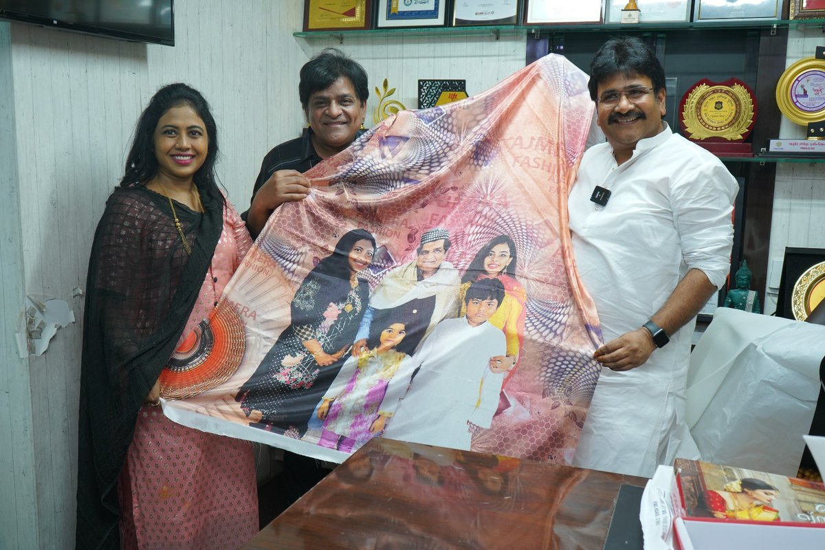 ajmerafashion's tweet photo. South India's famous comedian Ali Basha ji came to Ajmera Fashion.
.
.
.
#ali #alibasha #alithecomedian #Superstar #Southmovie #teluguvideos #telugufunny #surat #comedy #Trending #AdipurushTrailer #ImranKhan https://t.co/DwhPmUSUE0
