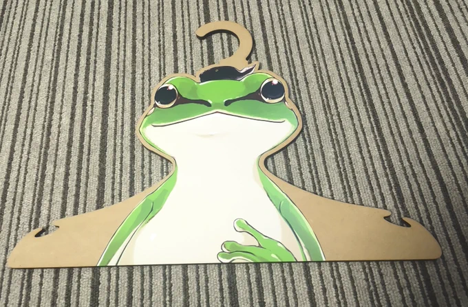 そういやこの海産物本気でカエルハンガー作ったんだっけと本人が忘れかけてたところに来たな?  ほんとに作ったんだ! めっちゃ服着せたら小顔!イケメンかよ…オタマがキャップに見えてカジュアルゥ~