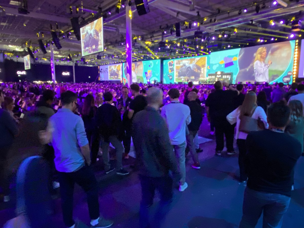 Ganz toller Vortrag von <a href="/beyond_ideology/">Maja Goepel @beyond-ideology.bsky.social</a> auf der #OMR, der mit langem Applaus belohnt wurde. Das hat viele Menschen gepackt, danke!