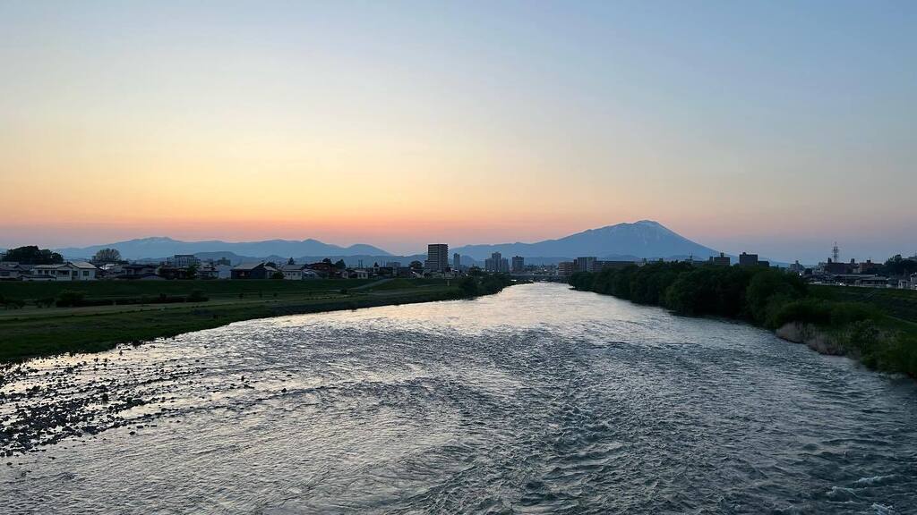 takeshi0206x's tweet photo. 2023/05/09 18:37 #岩手山 #南大橋からの岩手山 #定点観測 #盛岡という星で #my岩手山 #my岩手山もりおか #fixedpointobservation https://t.co/AtbwY9bt0x https://t.co/bRI7NkyrJQ