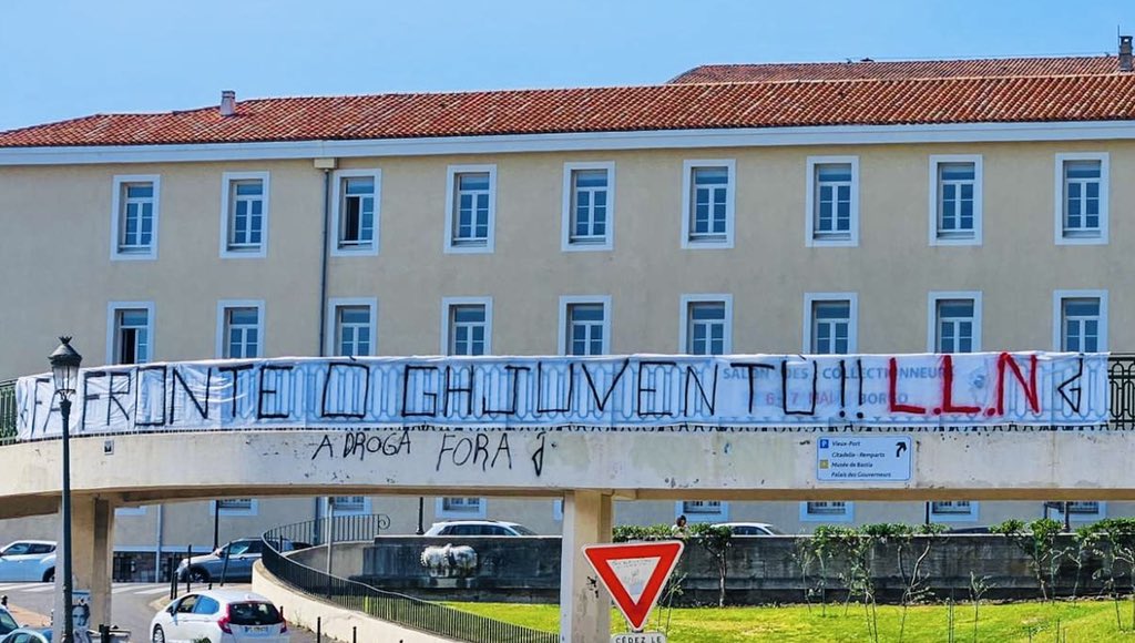 uribombu's tweet photo. Ci stà mancu male quellu striscione 
@GI_Naziunale 👏 https://t.co/4qux2splky