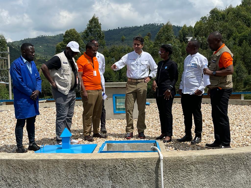 WVRwanda's tweet photo. @EdgarSandovalr7 &amp; @wasac_rwanda CEO,Giselle Umuhumuza among other officials,today visited Muhondo Pumping station. This station is connected to over 40 water points,five schools &amp; a Health Center. It also serves over 14,000 people in @GicumbiDistrict.

#WVRCelebratesOneMillion https://t.co/RPNvYCwd4Q