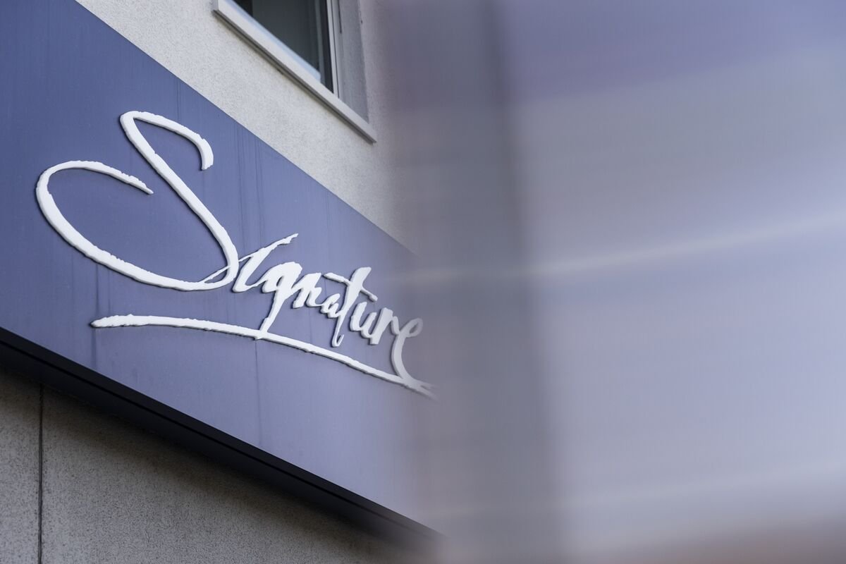 patrickshenry's tweet image. The FDIC acknowledged #ItWas #TooSlow to respond to problems at Signature Bank before the lender’s spectacular collapse last month ⚠️ 🐢 🏧 bit.ly/3p0HZ9R #crypto #bitcoin #cryptocurrency #btc #blockchain