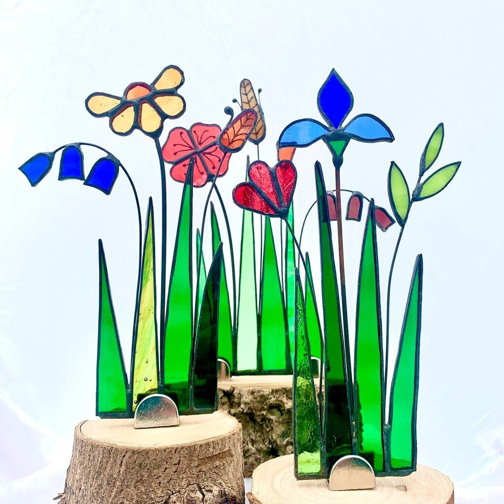 HFDcraftguild's tweet photo. Today we are featuring Carolyn Morgan, a skilled creator of stunning stained-glass items, from suncatchers to Nativity scenes.
Carolyn constructs her pieces using the Tiffany process: This involves cutting individual pieces of glass to shape by hand, grinding the edges to gi… https://t.co/XmccGHii3t