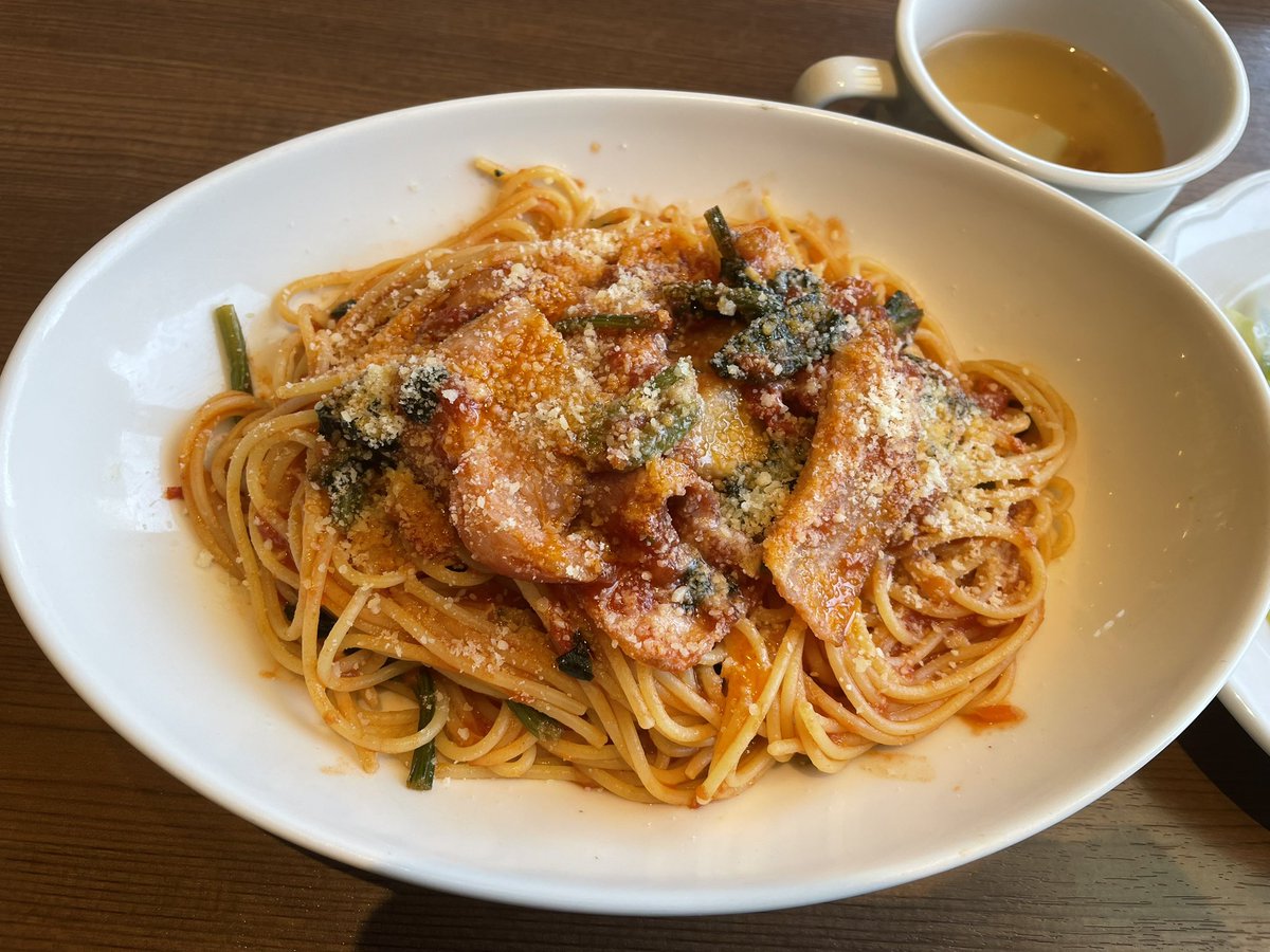 今日のお昼はパスタの気分でジョリパへ🍝 ベーコンとほうれん草のトマトソースパスタ✨ どうしても大盛りオーダーしてしまいます😅💦