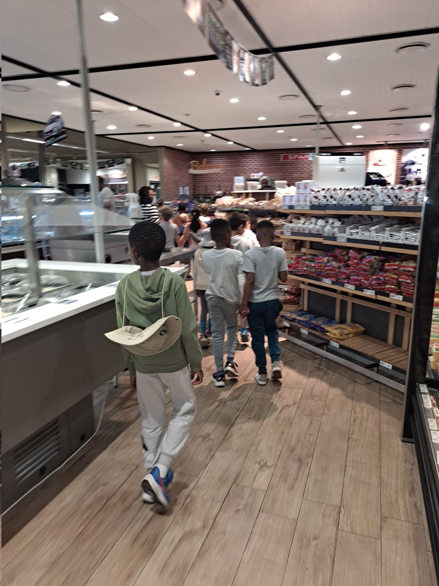 becia1978's tweet image. Unpacking inquiry can be fun. Students really enjoyed the trip to the supermarket. Here are some of the highlights. #learningAtWis #grade2 #pyp #inquiry