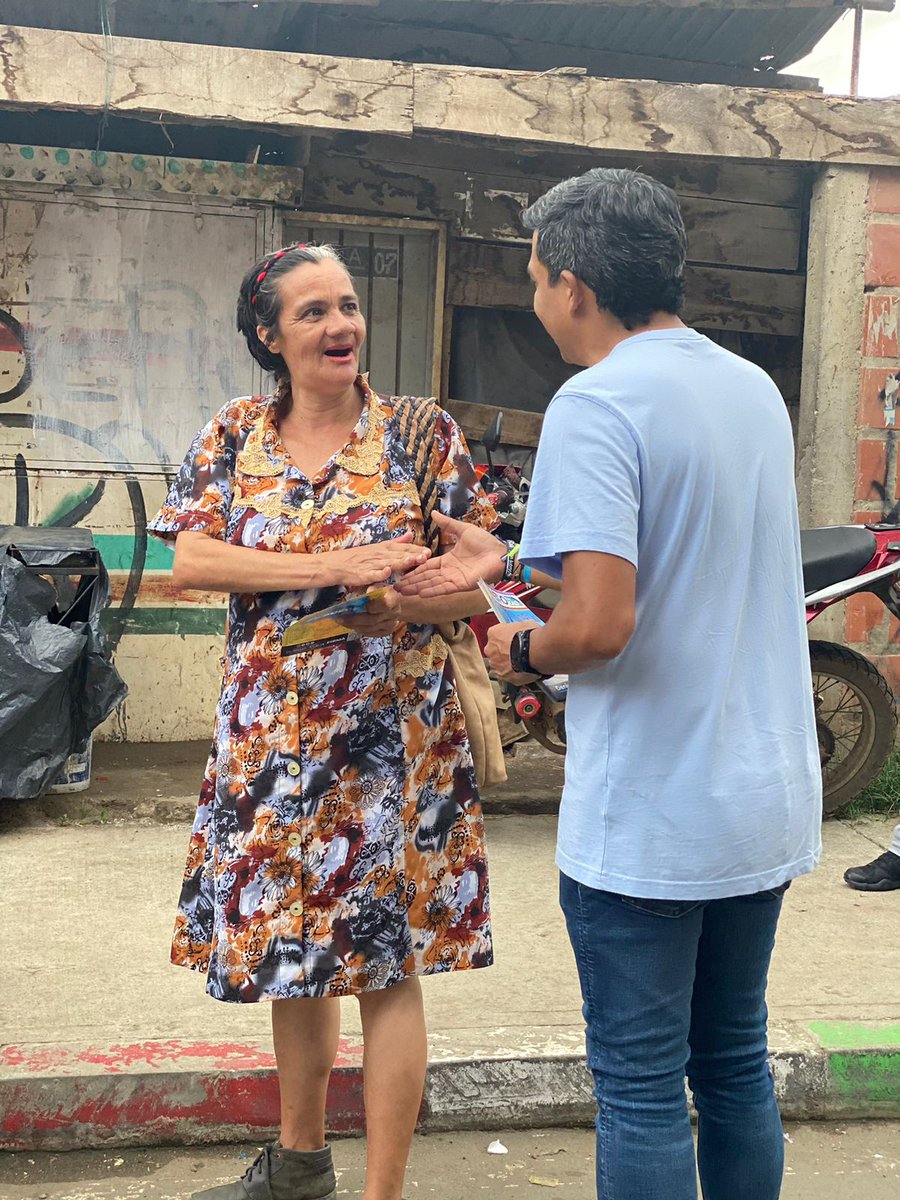 deninsonmendoza's tweet photo. Los corregimientos y zonas rurales de Cali necesitan de la presencia del Estado. 

Será un reto para nuestro gobierno de la CALI FUTURO que estos ciudadanos tengan acceso a la salud, a una educación gratuita y de calidad, a Computadores Futuro y a mejorar sus condiciones de seguridad.

No podemos ignorar el aumento de los hechos de orden público, necesitamos una estrategia de seguridad que esté en los barrios pero que también llegue a las veredas.