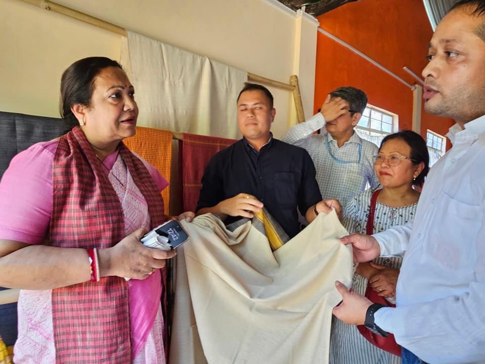 DarshanaJardosh's tweet photo. Visited the 'Eri Silk' cluster at Ri-Bhoi, Meghalaya.

Happy to learn intricate details of the 'Natural Dyeing' process.

Natural Dyeing involves a series of high precision and complex steps to bring out the adequate conditions for textiles to absorb and retain dye. https://t.co/v6BmPysJ8t