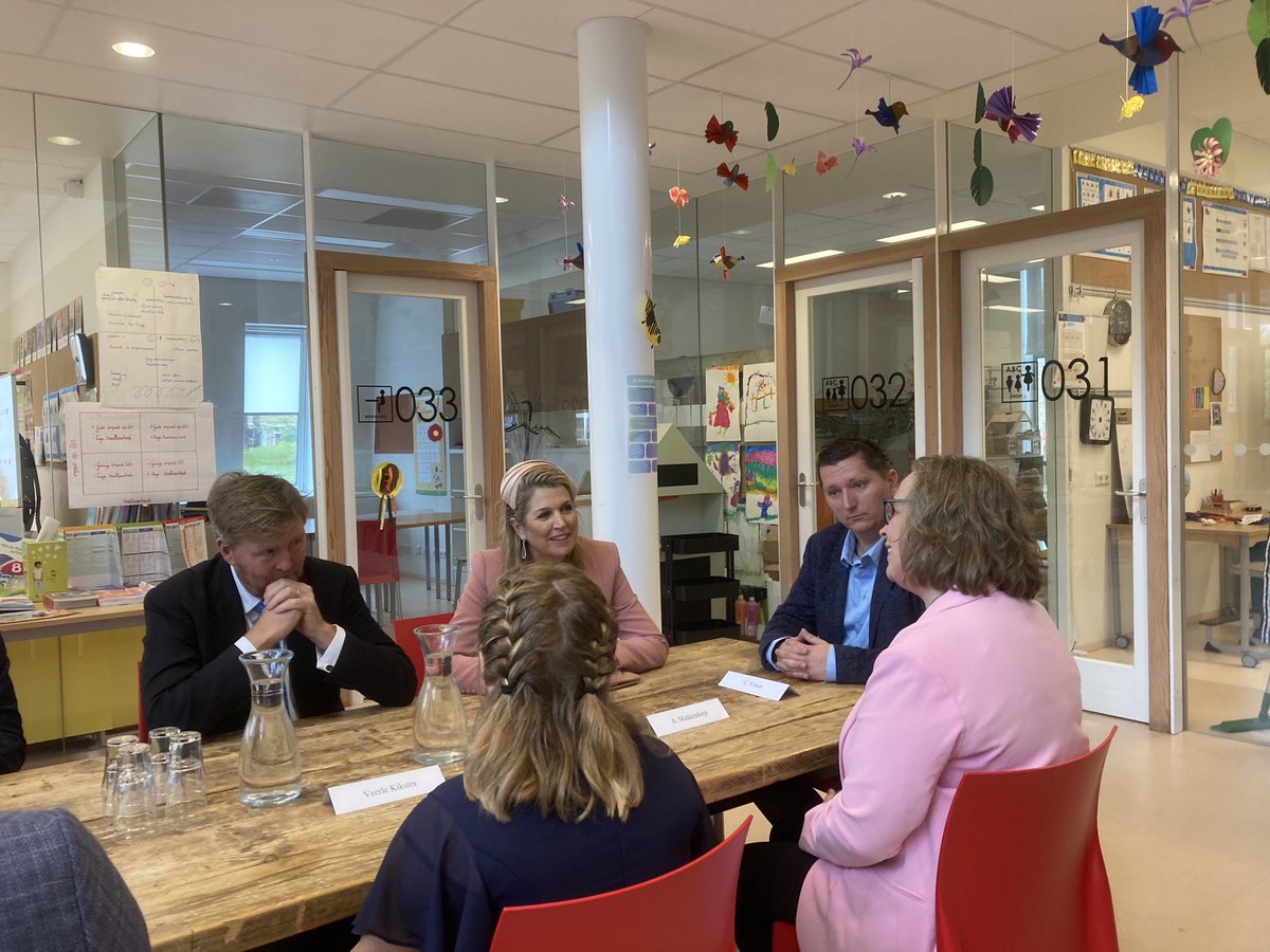 LC_Live's tweet photo. Hoe kom je op school? Met de auto of de fiets, vraagt Máxima. Om die vraag moest Veerle wel een beetje lachen, zegt ze na afloop. ,,Ik woon hier twintig stappen vandaan. Ja, iedereen op Vlieland woont vlak bij de school.” #streekbezoek https://t.co/tH4DFYrL1q