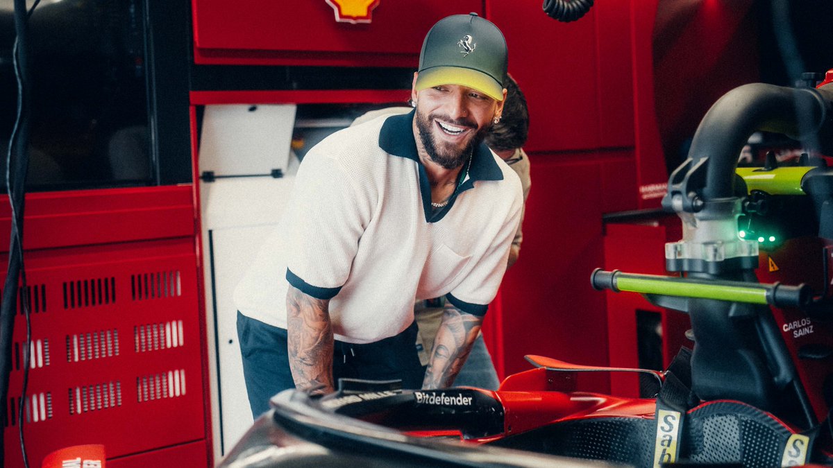 ScuderiaFerrari's tweet photo. It was a pleasure to have you with us @maluma 😍

#MiamiGP 🇺🇸 @FerrariUSA https://t.co/mpNHESorO8