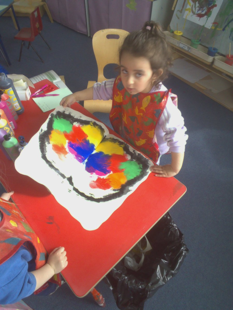 🌈☀️ We have been making symmetrical patterns. The children discovered the pattern on the right wing of a butterfly is the same pattern on its left wing. 🦋