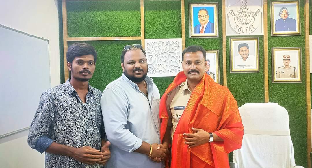 ShivaReddie5's tweet photo. కడపజిల్లా విద్యార్థి విభాగం జిల్లా అధ్యక్షులు సాయి దత్త మరియు విద్యార్థి విభాగం నాయకులతో కలిసి నూతనంగా నియమతులేన కడప  DSP శ్రీ యమ్.డి షరీఫ్ గారిని వారి ఛాంబర్ లో మర్యాదపూర్వకంగా కలిసి శుభాకాంక్షలు చెప్పడం జరిగింది కార్యక్రమంలో విద్యార్థి విభాగం నాయకులు శివ రెడ్డి,శ్రీను ...TSR🔥 https://t.co/ipTuM1z4aM