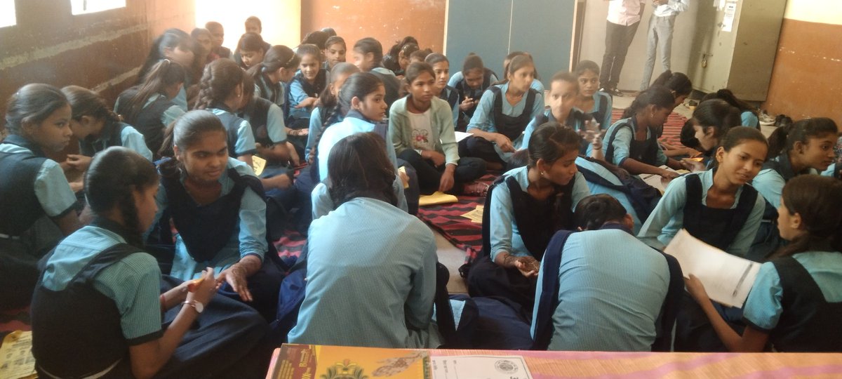 SeetaAbvp's tweet photo. अखिल भारतीय विद्यार्थी परिषद गंगापुर सिटी के राष्टीय कला मंच द्वारा ds public school main मेहंदी प्रतियोगिता का कार्यक्रम किया जिसमें पहला स्थान खुशी जोशी दूसरा स्थान सना बानो,तृतीय स्थान चंचल सैनी ने प्राप्त किया https://t.co/VCZQOXl7fa
