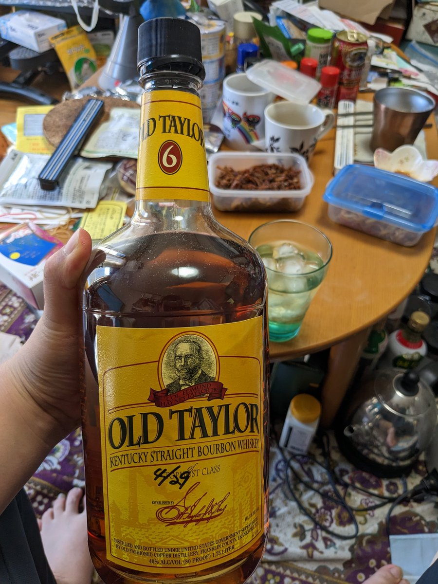 kittyann555's tweet photo. 今宵の #晩酌 。今日は #OLDTAYLOR #オールドテイラー の水割で。食卓に並んだのは #本マグロ の刺身と本マグロの焼魚。もう #マグロ 尽くしですな(笑) #鶏皮炒め もありましたが、八丁味噌を使った味付けでご飯🍚が進む。父が電子レンジでも炊ける #釜 を購入し、炊いてみましたが、味はバッチリです https://t.co/kMc2SJvwnC
