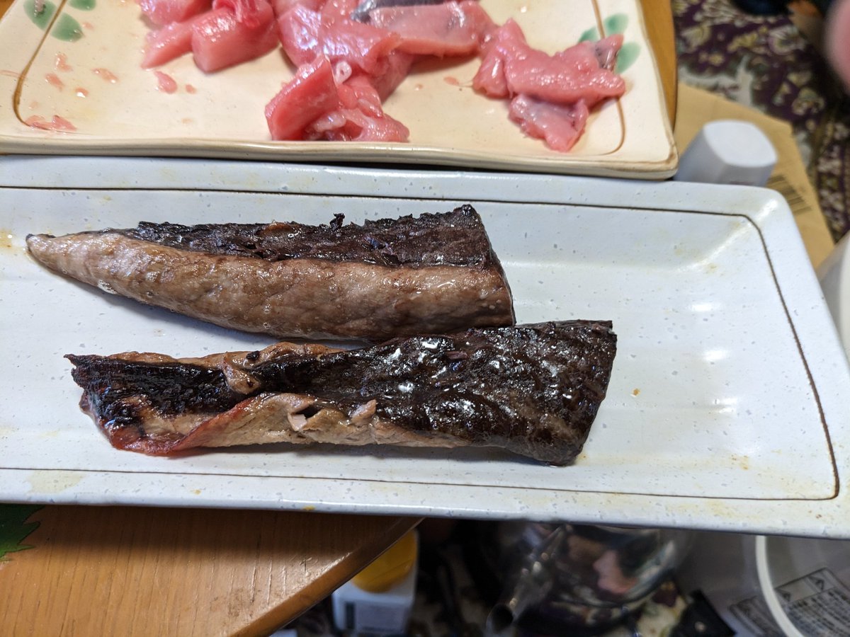 kittyann555's tweet photo. 今宵の #晩酌 。今日は #OLDTAYLOR #オールドテイラー の水割で。食卓に並んだのは #本マグロ の刺身と本マグロの焼魚。もう #マグロ 尽くしですな(笑) #鶏皮炒め もありましたが、八丁味噌を使った味付けでご飯🍚が進む。父が電子レンジでも炊ける #釜 を購入し、炊いてみましたが、味はバッチリです https://t.co/kMc2SJvwnC